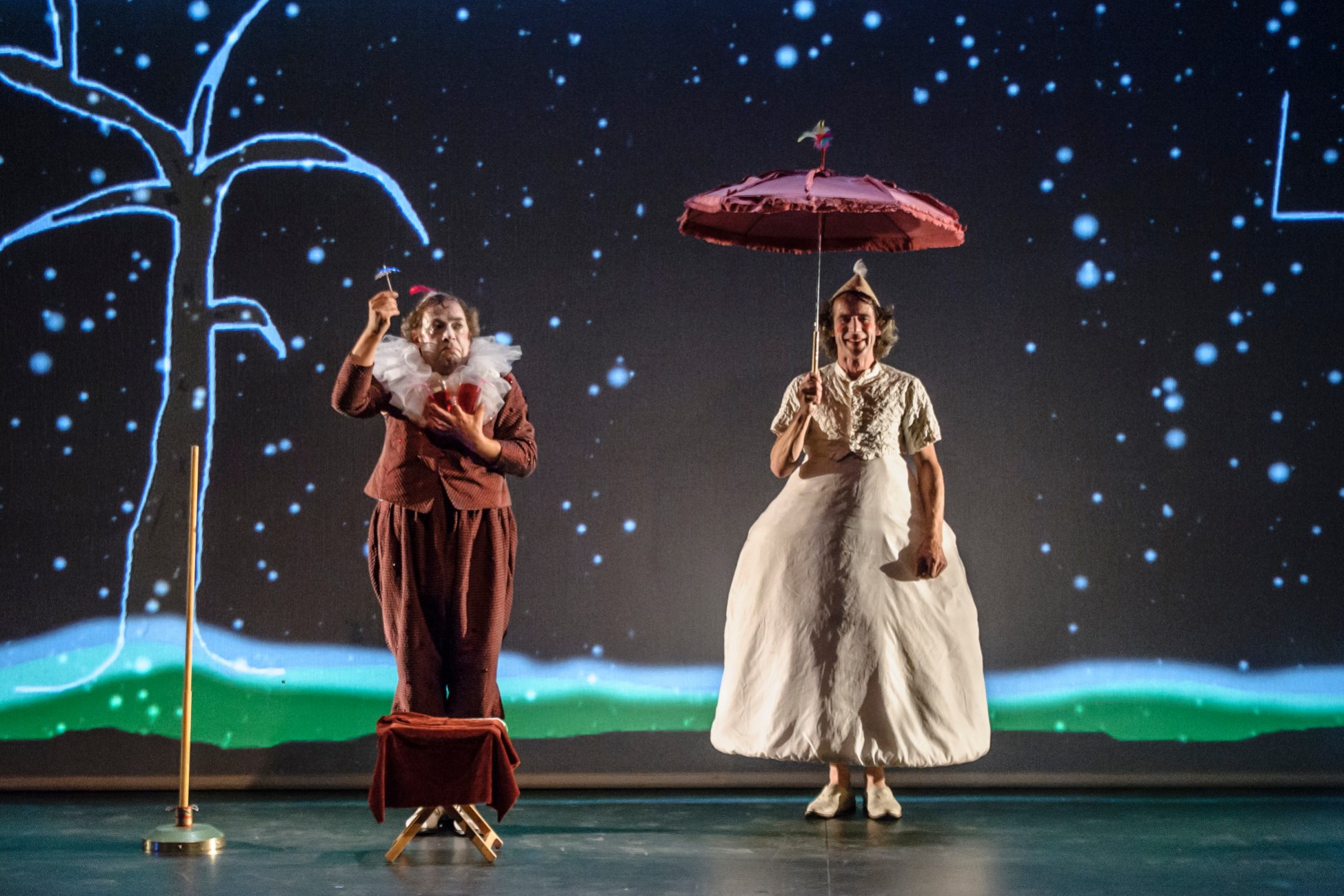 El señor atrevido se asoma detrás del telón y se sorprende…