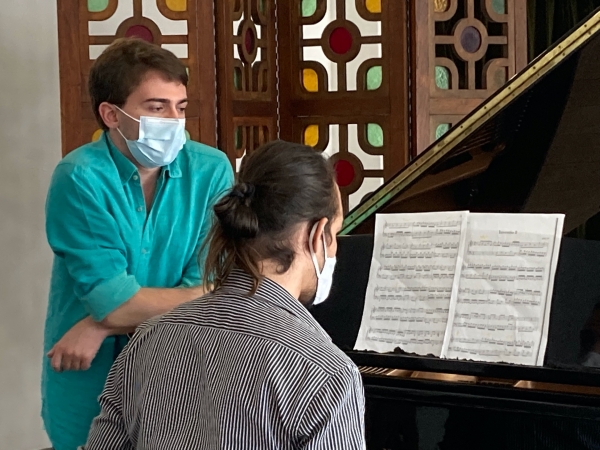 El  maestro Bernardo Santos dicto clase magistral a estudiantes de piano